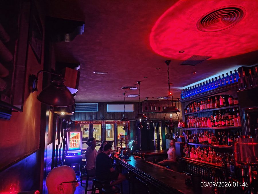 Vista general real del pub con clientes en la barra
